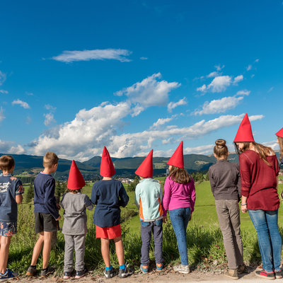 Kinder bewundern die Landschaft Asiago