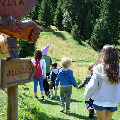 bambini entrano villaggio gnomi