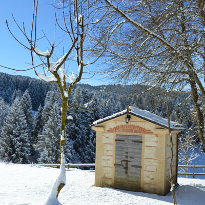 casetta tra la neve